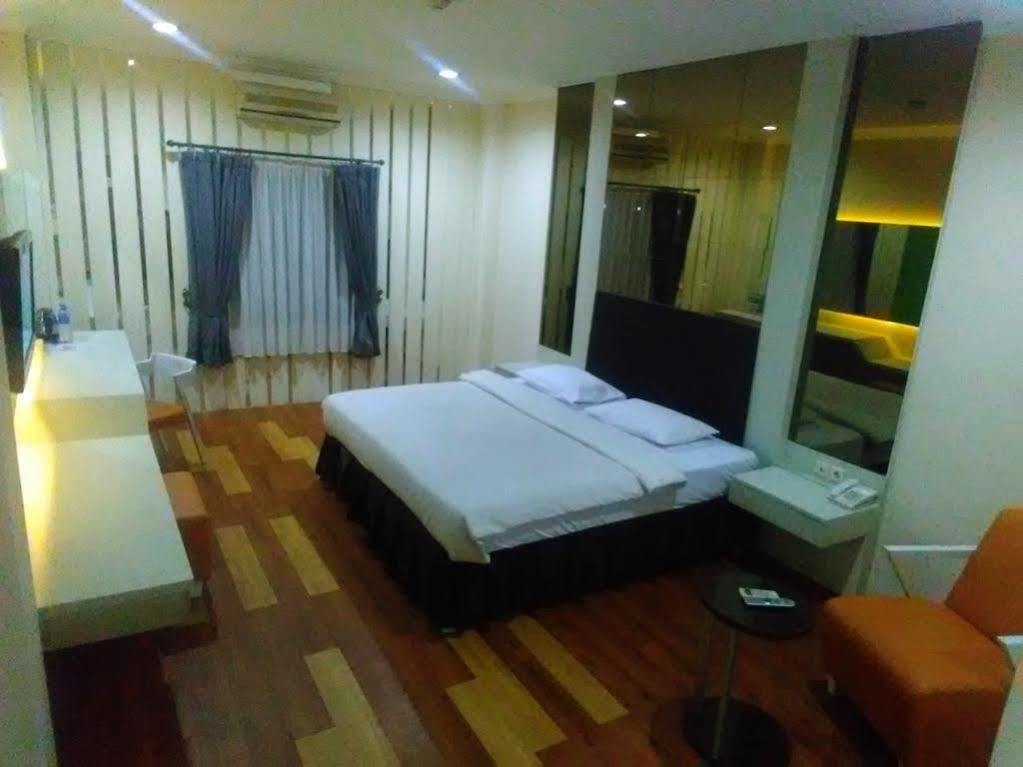 בנג'ארמאסין Hotel Victoria River View מראה חיצוני תמונה
